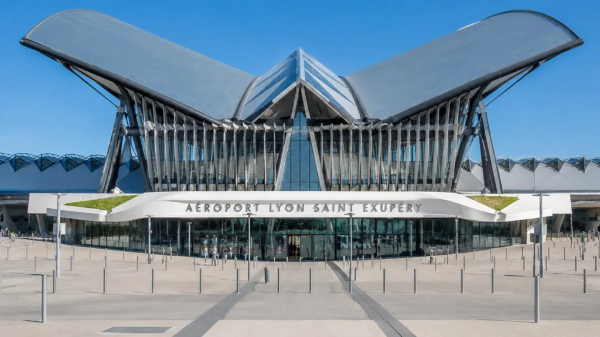 Aéroport Lyon Saint-Exupéry — entrée terminal Calatrava, destination taxi Tara Taxi depuis Charvieu-Chavagneux