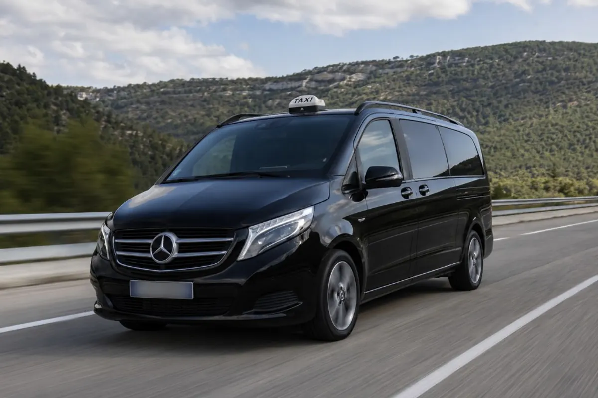 Van Mercedes Classe V noir Tara Taxi sur route — 8 places